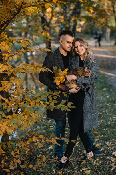 love, relationship, family and people concept - smiling couple having fun in autumn park - Foto, immagini