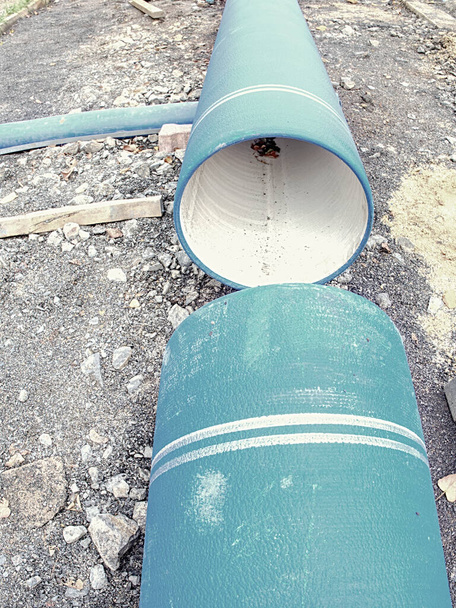 Трубы большого размера HDPE, подготовленные для прокладки на строительной площадке. Труба водоснабжения
 - Фото, изображение