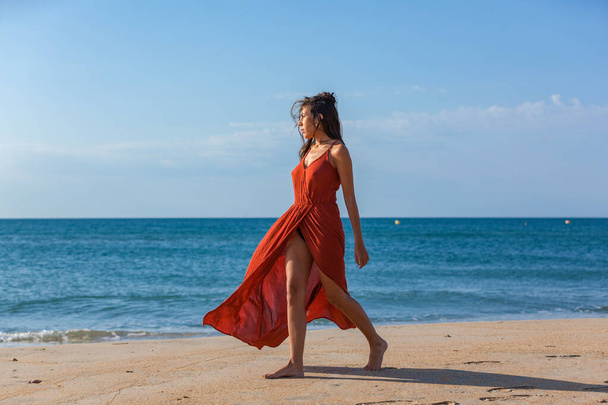 Jovem mulher andando nua pés na areia da praia. Conceito de alegria e liberdade
 - Foto, Imagem
