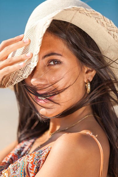 La moda del retrato de la mujer hermosa joven con el sombrero de paja en la playa. Chica sonriente feliz
 - Foto, imagen