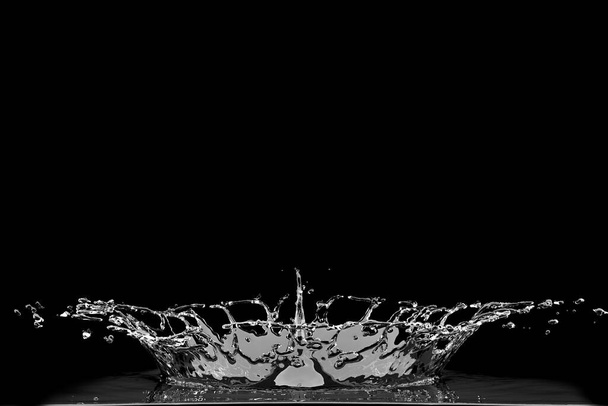Sıvı Su Damlası Çarpışması Crown 'ın siyah arka planda sıçraması. 3B Hazırlama - Fotoğraf, Görsel