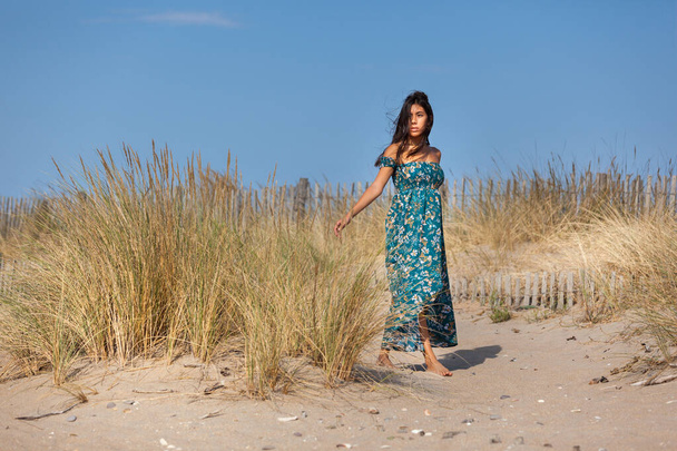 Femme heureuse libre profitant du soleil pendant les vacances dans les dunes
 - Photo, image