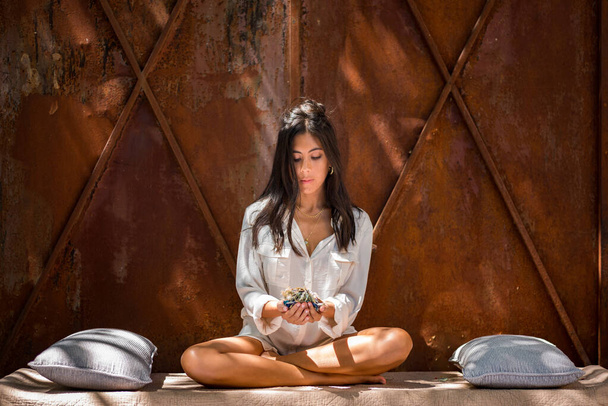 Mujer joven practicando yoga en un jardín. Encontrar la paz interior. Energía positiva. Libertad. Relajación. Meditación
 - Foto, imagen