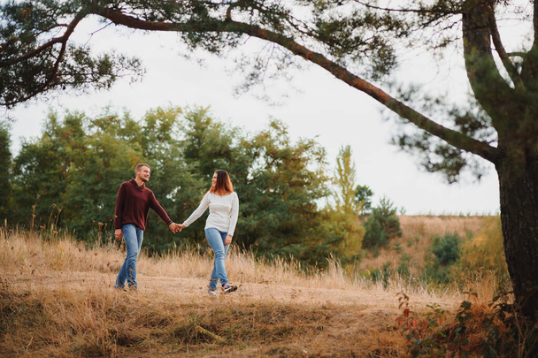 Πορτρέτο του ευτυχισμένο ζευγάρι στην αγάπη που χρονολογείται σε εξωτερικούς χώρους στο πάρκο σε μια ηλιόλουστη μέρα. Ρομαντικό ζευγάρι που βρίσκεται στην κουβέρτα στο γρασίδι κατά τη διάρκεια πικ-νικ στο φόντο της φύσης. Ημέρα του Αγίου Βαλεντίνου. Ευτυχισμένη σχέση - Φωτογραφία, εικόνα
