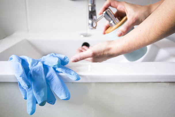 Händewaschen mit Seife. Coronavirus-Prävention - Foto, Bild