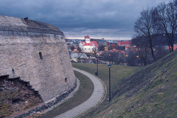 Vilnius Nacht Stadt Litauen, Blick auf die befestigte Mauer der Bastion und Prechistensky Kathedrale - Orthodoxe schöne weiße Kirche mit Beleuchtung. Innenstadt - Foto, Bild