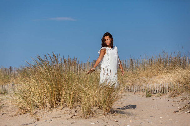 Free happy woman enjoying sun on vacations in dunes - Foto, immagini