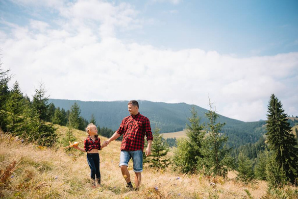 Happy father and little child are walking in the mountains. Father's Day. vacation in the national park - Foto, Imagem