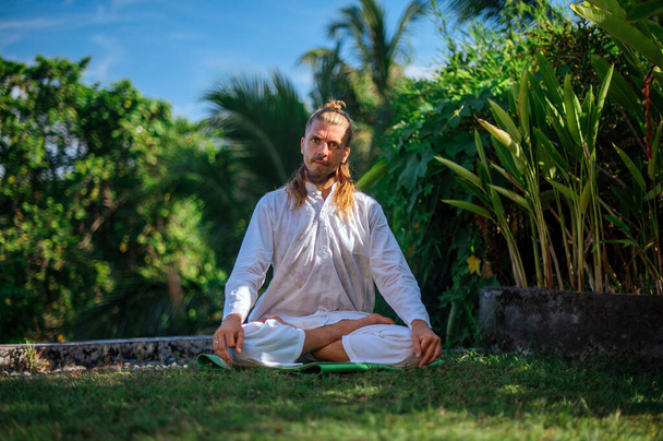 Hombre practica Yoga práctica y meditación al aire libre - Foto, imagen