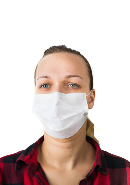 Mooie vrouw met medische masker vanwege lucht, witte achtergrond, kopieerruimte. - Foto, afbeelding
