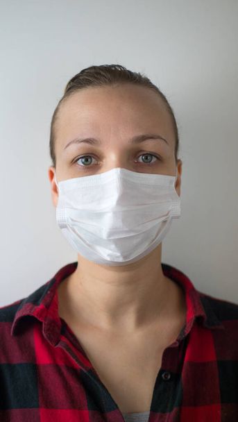 Belle femme portant un masque médical à cause de l'air, fond blanc, espace de copie
. - Photo, image