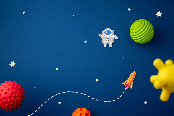 blauwe achtergrond met astronaut, sterren en raket - Foto, afbeelding