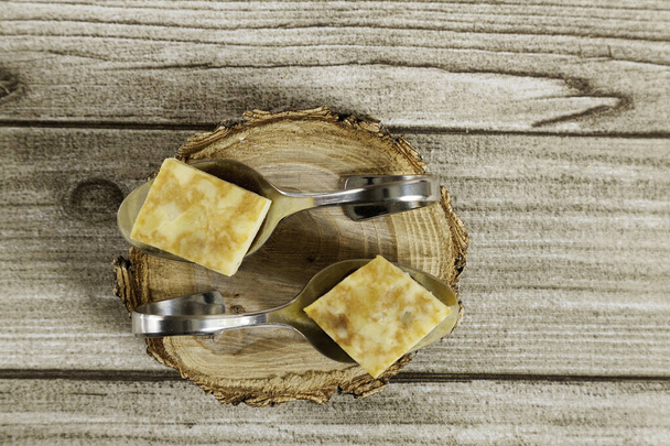 Spaanse omelet brochettes op lepel en een houten plakje op houten tafel van boven. Bovenaanzicht - Foto, afbeelding