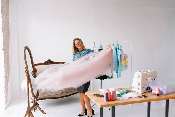 Fashion designer in her studio - Φωτογραφία, εικόνα