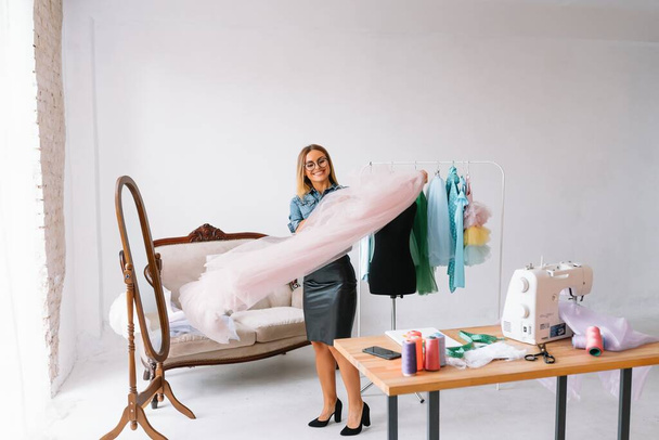 Fashion designer in her studio - Foto, Imagen