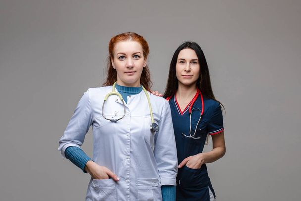 Dva profesionální doktoři se stetoskopy. společně bojovat proti COVID-19 nebo koronaviru. - Fotografie, Obrázek