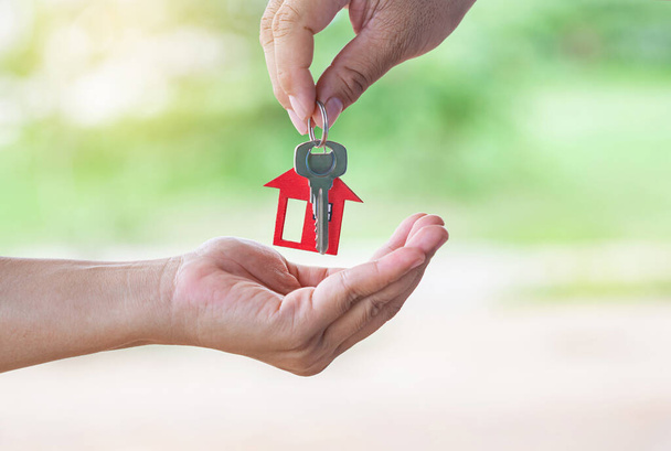 Agent nieruchomości daje klucze właścicielowi mieszkania - Zdjęcie, obraz