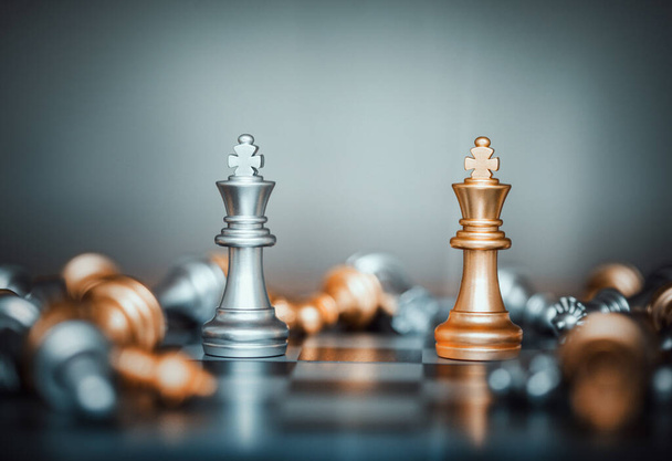 King σκάκι μάχη στη σκακιέρα, Concept για επιχειρηματική στρατηγική και τακτική μάχη, επιτυχία, επιχειρηματική στρατηγική. - Φωτογραφία, εικόνα
