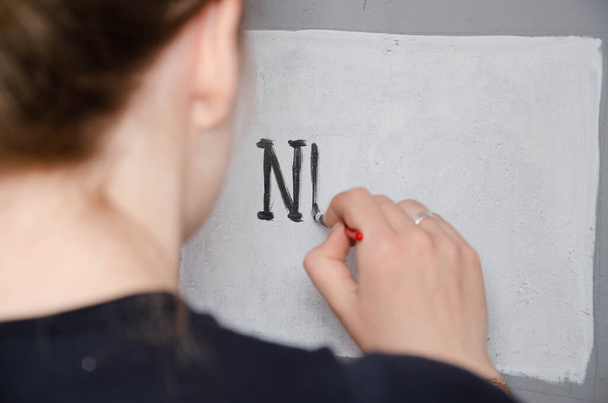 Mladá dívka návrhář kreslí město s barvami na šedé zdi - Fotografie, Obrázek