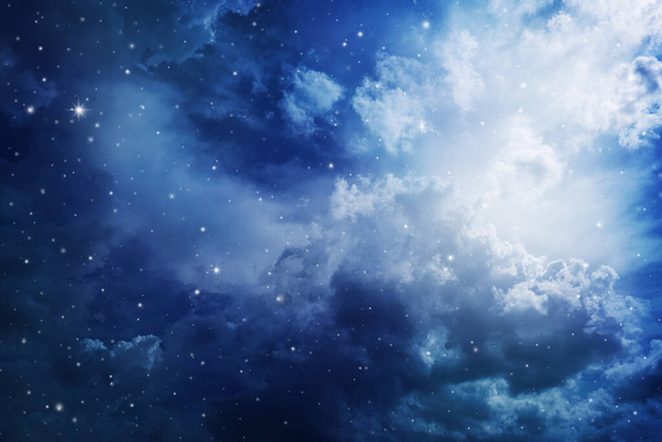 Χώρος του νυχτερινού ουρανού με σύννεφα και αστέρια - Φωτογραφία, εικόνα
