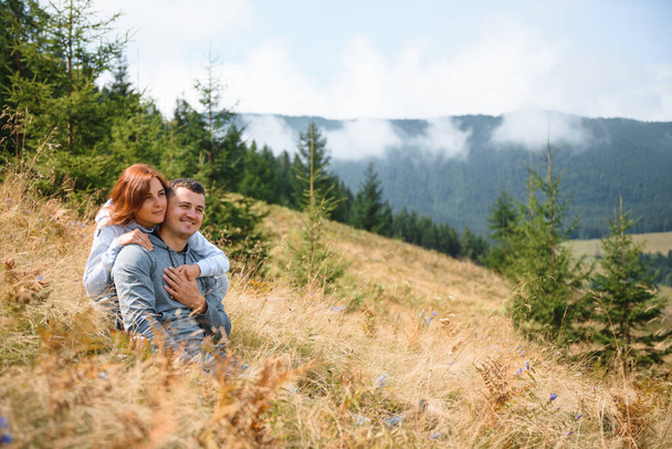 young family resting in the mountains. National Park. - Valokuva, kuva