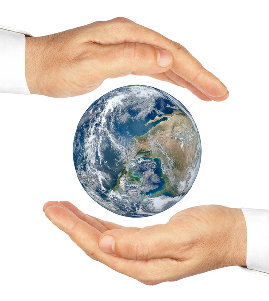 Mains tenant la planète Terre isolée sur un fond blanc. "Eléments de cette image fournis par la NASA
". - Photo, image