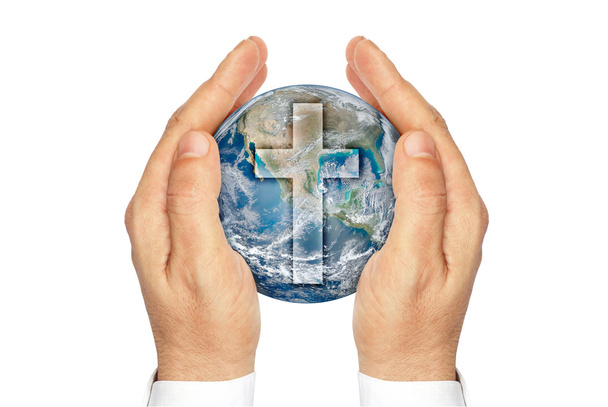Mains tenant la planète Terre avec la croix chrétienne. "Eléments de cette image fournis par la NASA
". - Photo, image