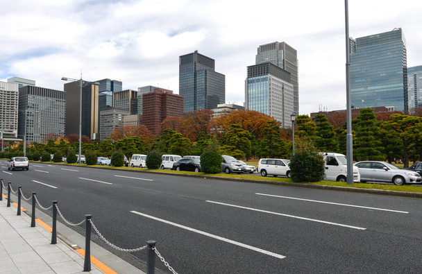 Paysage de la ville de route avec voiture et bâtiment au Japon
 - Photo, image