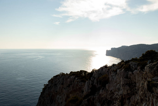 antik kilátás sziklák, sziklák, sziget és a tenger víz naplementekor a kilátás pont sapka és ritxol Camp de Mar, Majorca sziget, Spanyolország - Fotó, kép