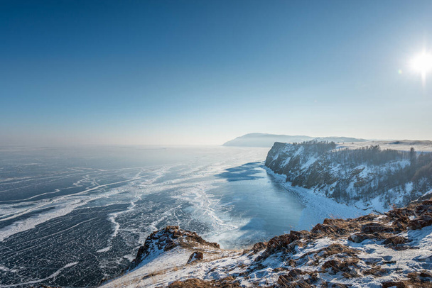 Paisagem de montanha com o lago congelado de Baikal na Rússia
 - Foto, Imagem