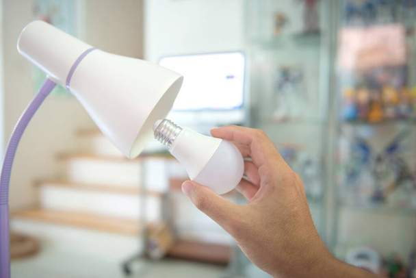 Cambiar la bombilla a led para instalar en la lámpara para ahorrar energía
 - Foto, imagen