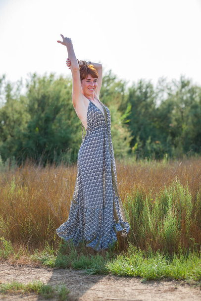 FREEDOM, WOMAN STANDING ARMS В AIR OUTSID
 - Фото, зображення