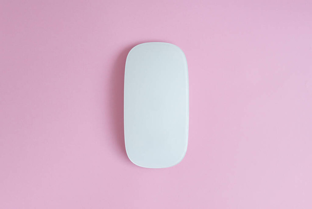 Minimalna koncepcja dla białej myszy komputerowej na różowym odizolowanym tle - Zdjęcie, obraz
