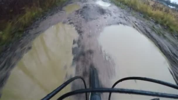 extreme bike ride through puddles - Πλάνα, βίντεο