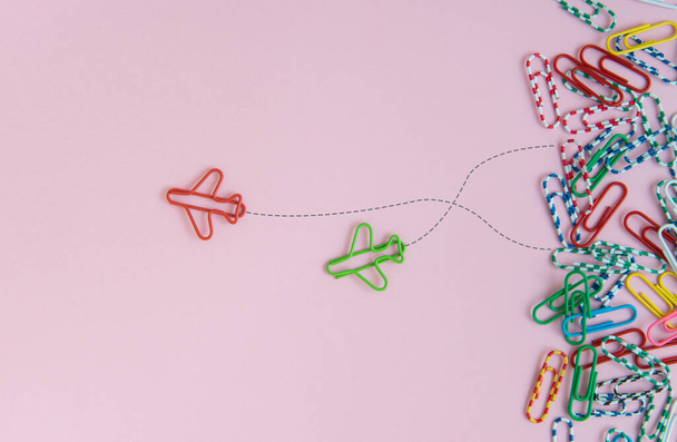 Business concept for group of stacked paperclip with another two red and green plane paperclip is point to another direction as a team leadership - Φωτογραφία, εικόνα