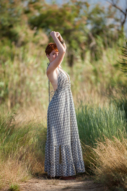 FREEDOM, WOMAN STANDING ARMS В AIR OUTSID
 - Фото, зображення