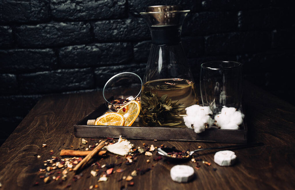 juego de té bellamente decorado con azúcar morena
 - Foto, imagen