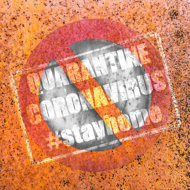 Gealterte rostige Grungy No-Parking-Schilder mit der Aufschrift "QUARANTINE COVID-19" und dem Hashtag # stayhome. COVID-19-Warnbanner. Sperrung. Konzept der Einstellung von Arbeitsaktivitäten aufgrund von Coronavirus medizinischen Notfall. - Foto, Bild
