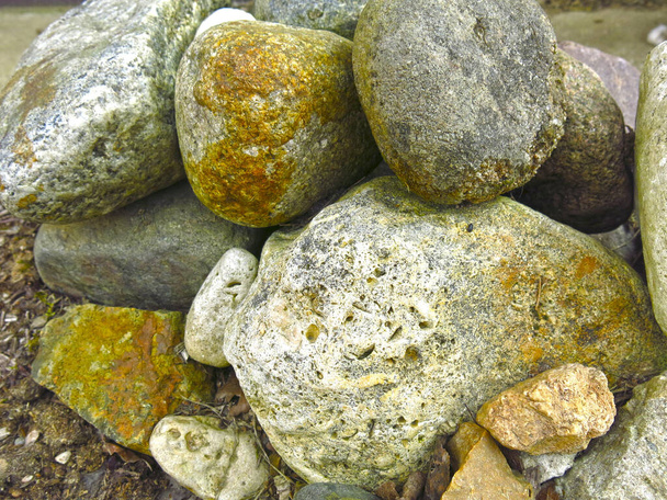 gros rochers de pierres gisent dans un tas
 - Photo, image