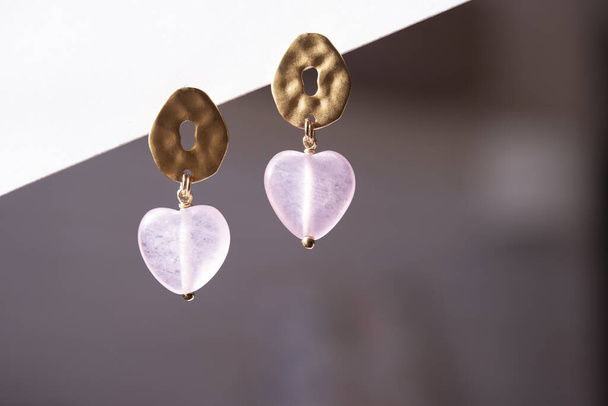 Boucles d'oreilles avec pierre Madagascar rose quartz coeur en forme
 - Photo, image
