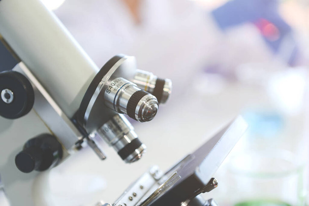 Gros plan microscope électronique dans le tour chimique
 - Photo, image