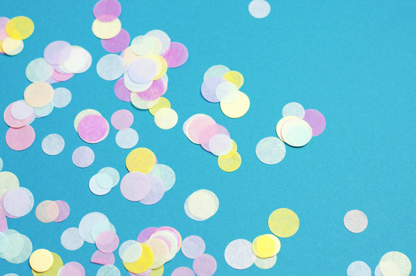 Turkoois achtergrond met veel ronde veelkleurige confetti.  - Foto, afbeelding