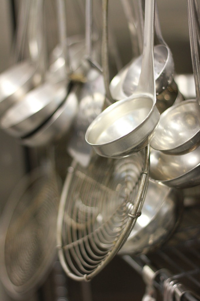ocelové nádobí v kuchyni - Fotografie, Obrázek
