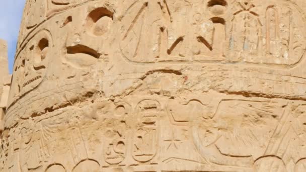 Közelkép egy freskóról Hieroglifákkal az épületen - Felvétel, videó
