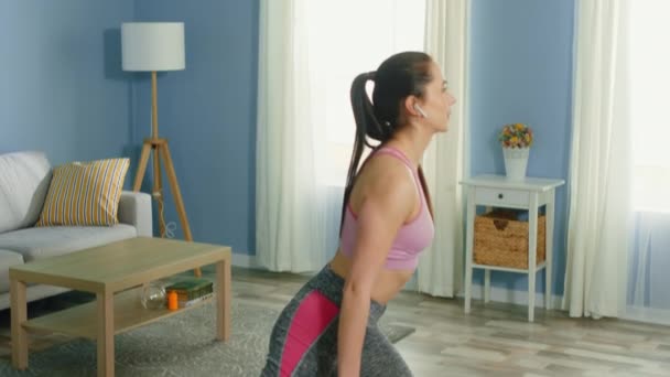 Pretty Woman Is Doing Split Squats at Home - Felvétel, videó
