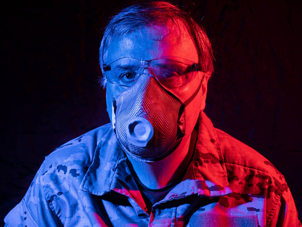 Homme en uniforme militaire protégé contre le coronavirus
. - Photo, image
