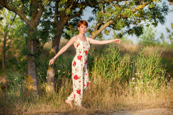 Женщина, гуляющая по сельской местности - Фото, изображение