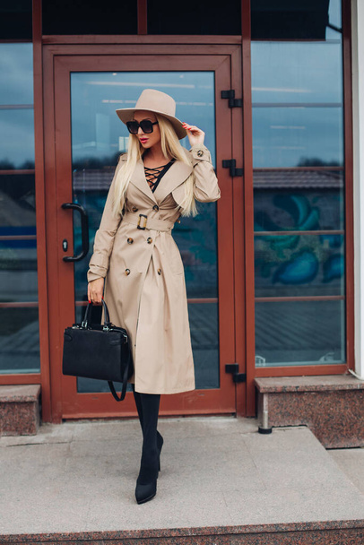 Femme blonde élégante en trench coat et chapeau
. - Photo, image