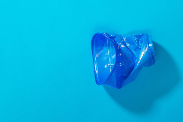 modrý jednorázový plastový pohár. Barva pozadí trend 2020, místo pro text - Fotografie, Obrázek