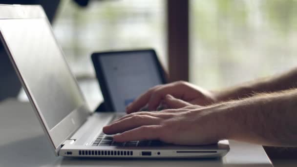 Volwassene die thuis werkt. Persoon typt op laptop toetsenbord. Ochtendkoffie tijdens het werk op laptop. - Video
